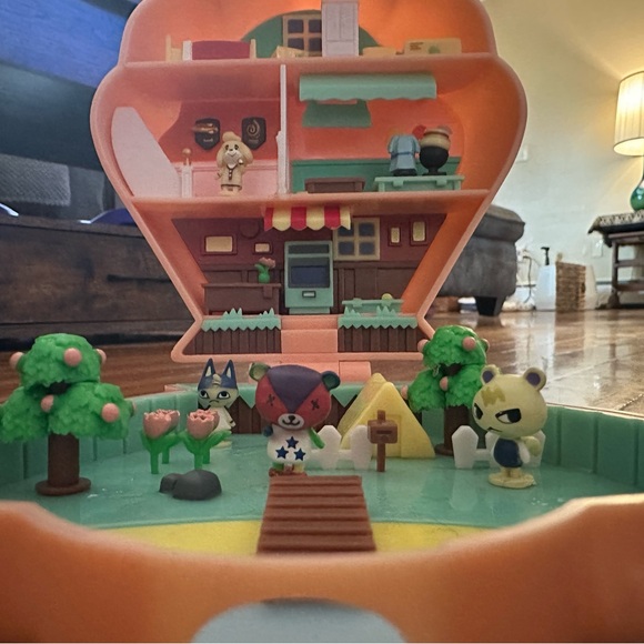 Animal Crossing Polly pocket collectible item. Comes with Isabelle and Randall - Picture 8 of 8